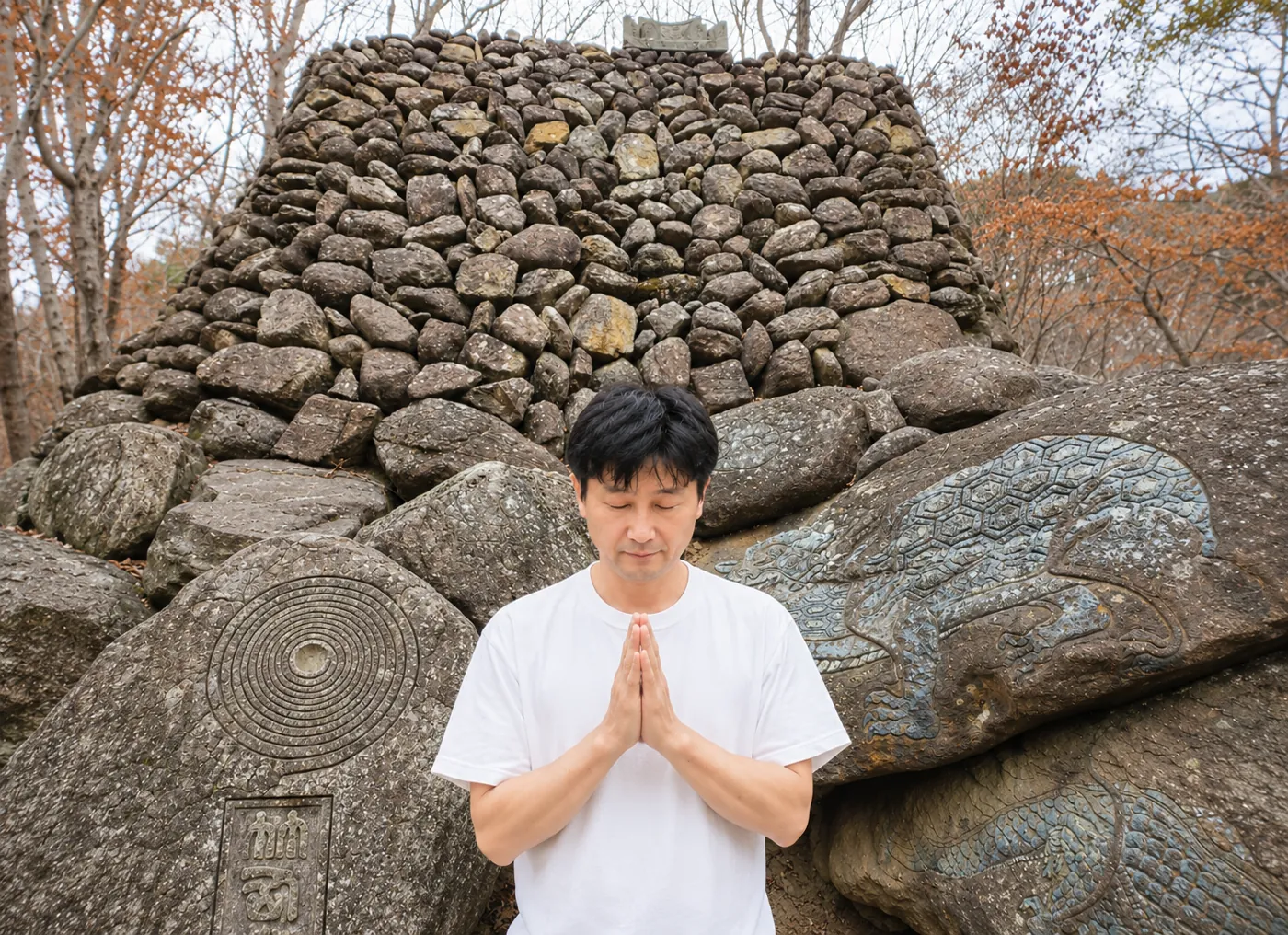 돌탑 앞에서 합장하고 있는 경암